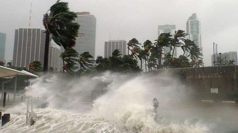 O furacão Irma atingiu Miami, Flórida, em 2017, com ventos de mais de 160 km/h