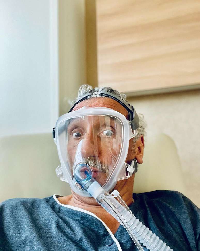 O chef Emmanuel Bassolei com máscara de oxigênio no hospital
