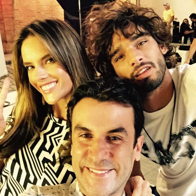 Dando Alessandra Ambrosio e Marlon Teixeira 