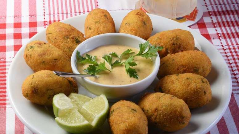 Bolinho de peixe com geleia de pimenta