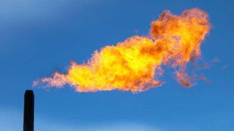 O metano produzido durante a extração de petróleo normalmente é queimado, contaminando o meio ambiente