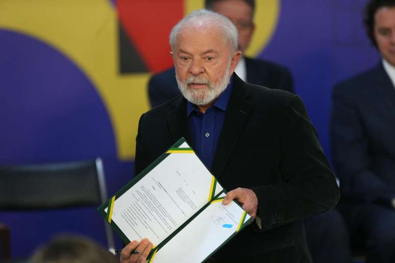 Lula assinou MP para incluir ricos no Imposto de Renda