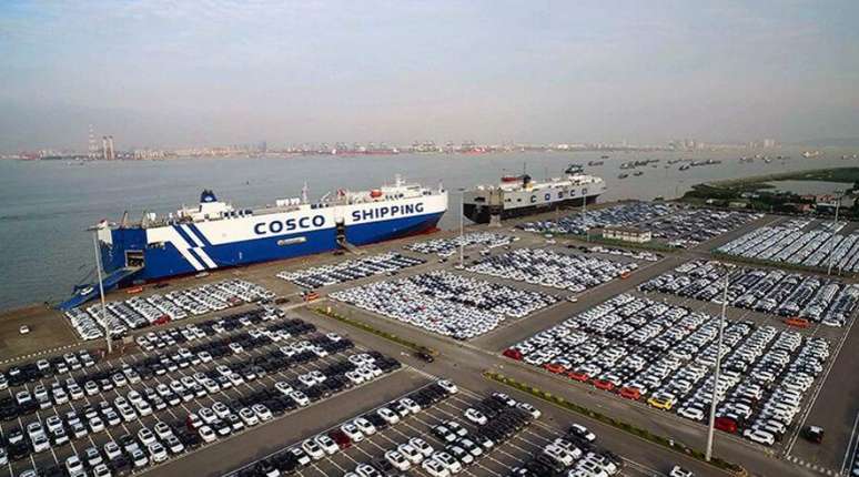 Navio chinês da Cosco Shipping chega com milhares de carros da BYD e da GWM