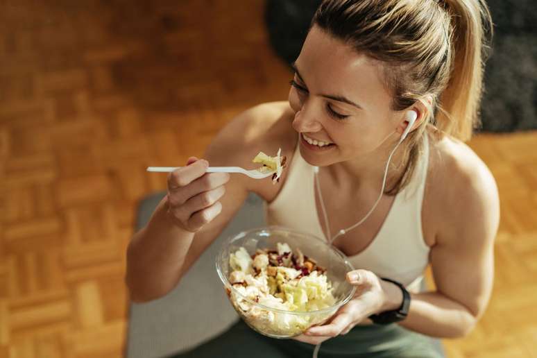 Saiba o que é a reeducação alimentar e por qual motivo ela é diferente das dietas |