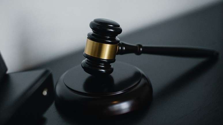 The State of SP is ordered to compensate the man on the street for illegal arrest