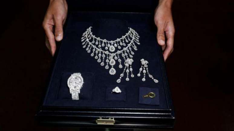 Funcionário da Receita Federal mostra joias apreendidas em Guarulhos