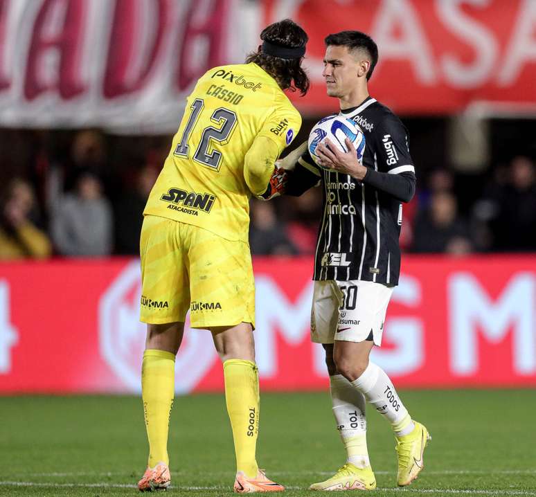 Corinthians 1 x 0 Estudiantes-ARG - Timão faz o dever de casa e