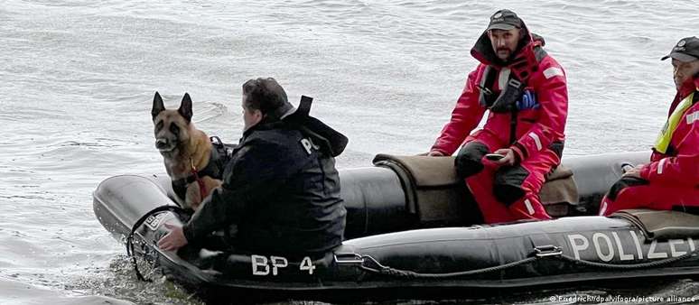 Autoridades alem&atilde;s encontram o corpo do menino no rio Dan&uacute;bio em maio de 2022
