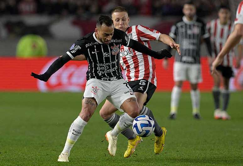 Corinthians bate Estudiantes e fica perto da semi da Sul-Americana