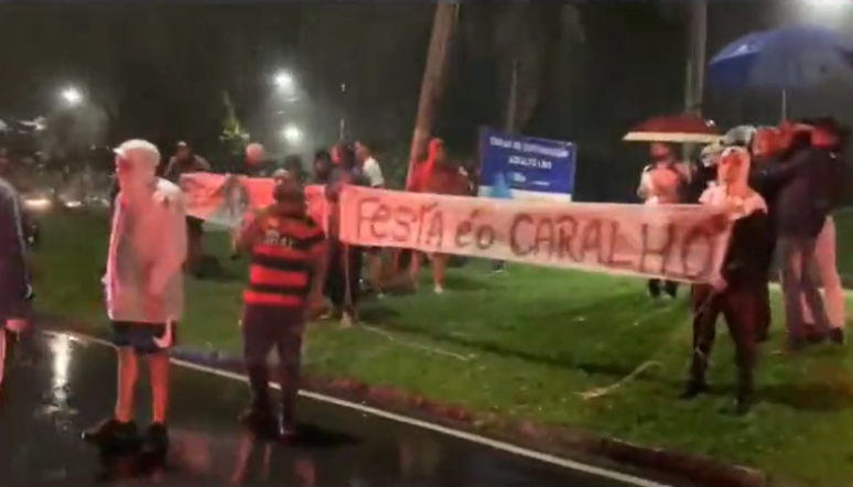 Flamengo fans protest in front of Gabigol’s party