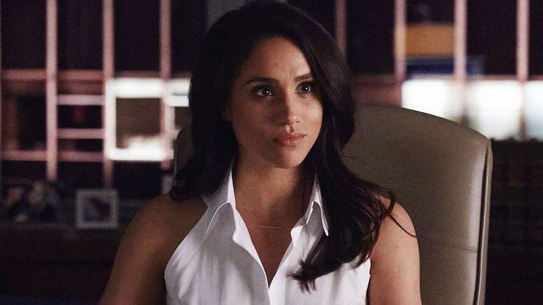 Criados de "Suits" revela que família real barrou fala da personagem de Meghan Markle na série