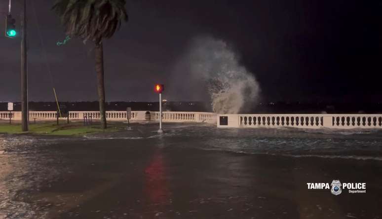 Ondas batem contra o paredão devido ao vento forte quando o furacão Idalia atinge Tampa Bay, Flórida
