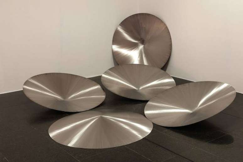 C&ocirc;nicas &ndash; c&ocirc;ncavas e convexas (2004-2012). Pe&ccedil;as em a&ccedil;o inox polido e escovado &ndash; Obra composta por cinco elementos semelhantes, da cole&ccedil;&atilde;o do Instituto S&eacute;rvulo Esmeraldo.