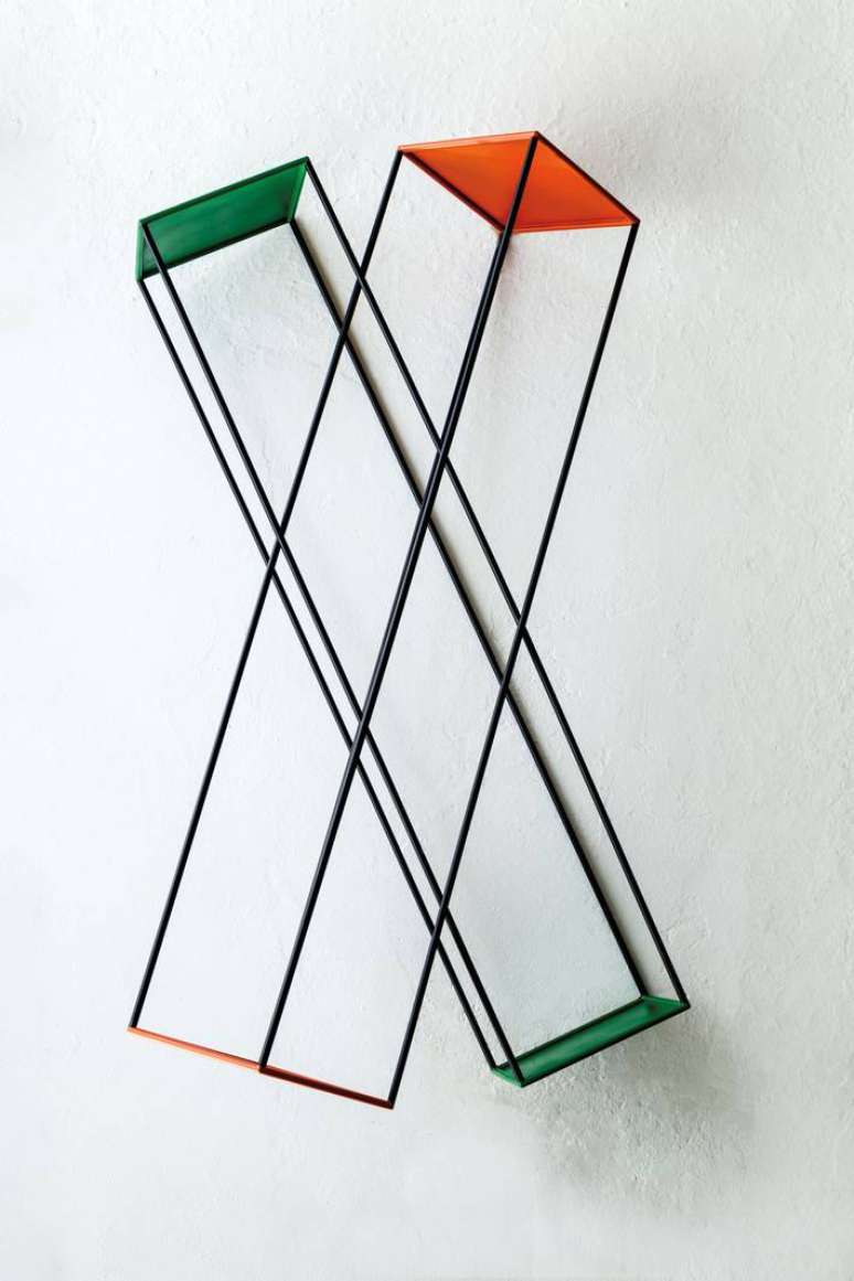 Xis', obra de 2015. Relevo em a&ccedil;o inox trefilado e chapa pintados.