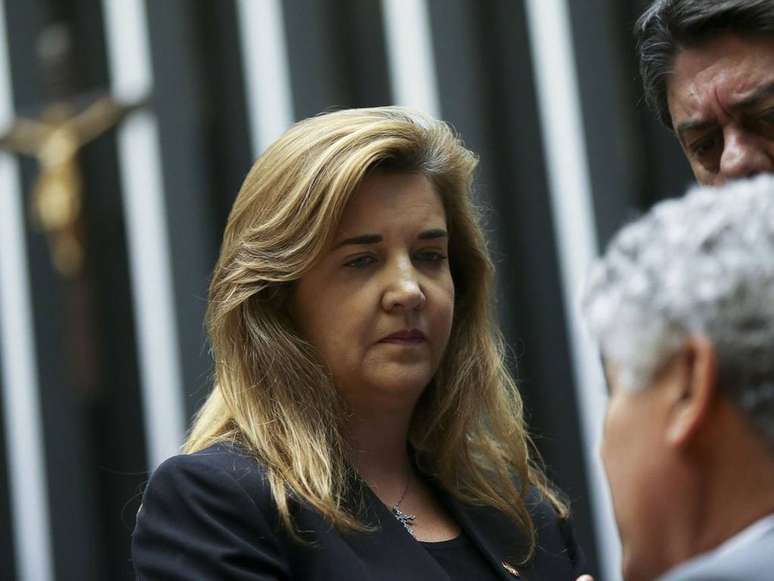 Brasília - A vice-presidente da OAB-DF, Daniela Teixeira, é acompanhada até a saída por parlamentares e seguranças após discussão em plenário com o deputado Jair Bolsonaro, durante comissão geral que discutia a violência contra mulheres (Marcelo Camargo/Agência Brasil)