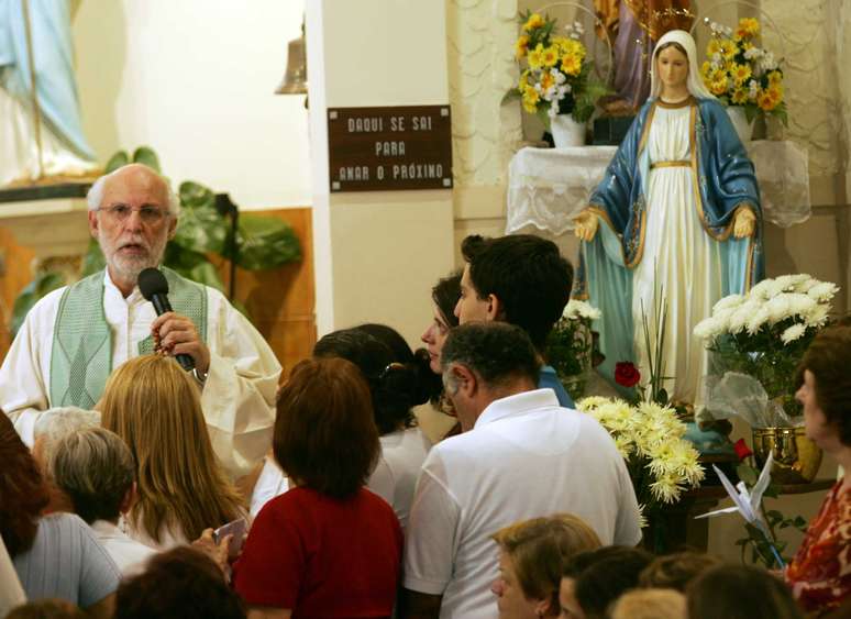 Padre Júlio Lancellotti na paróquia em que atua há mais de três décadas no bairro da Mooca