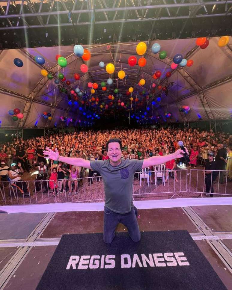 Regis Danese em show na cidade de Guaraci, em São Paulo