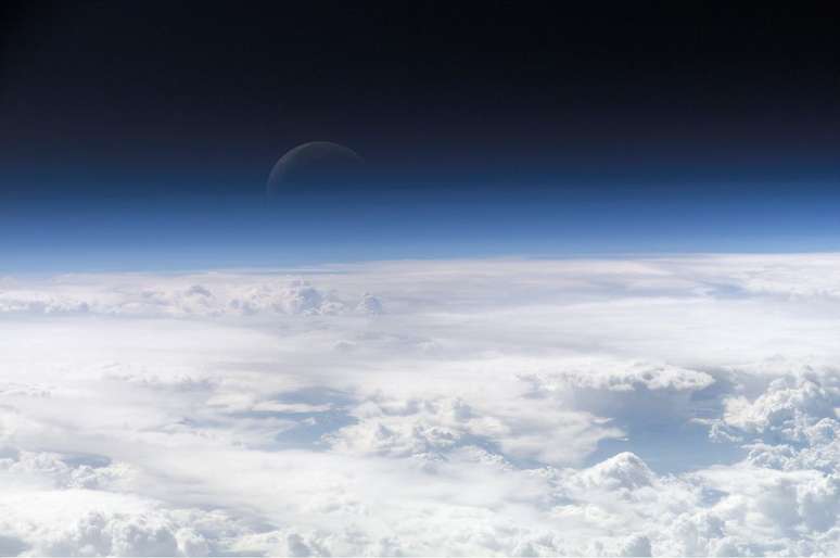 Se houver partículas na atmosfera da Terra, a Lua pode ficar azul em nossa perspectiva (Imagem: Reprodução/NASA Earth Observatory/Wikimedia Commons)