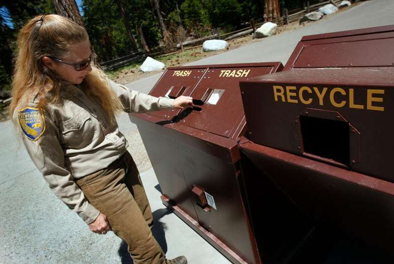 A recusa dos libert&aacute;rios em usar lixeiras contra os ursos ajudou a atrair os animais para &aacute;reas residenciais