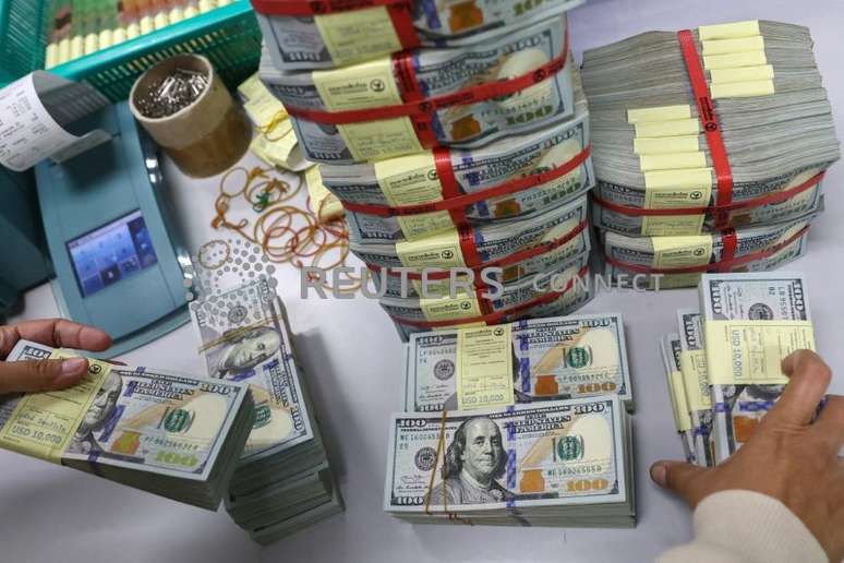 The spot dollar closed up 1.70%, at R.9523 on sale