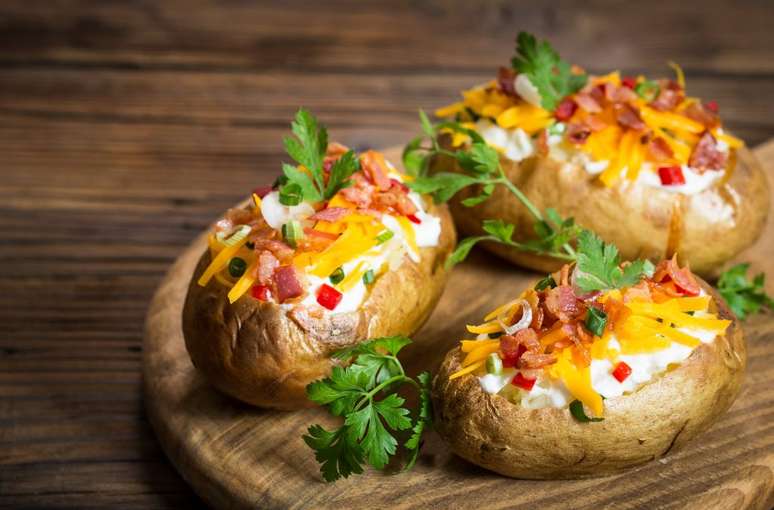 Batata recheada com queijo deliciosa para uma refeição prática