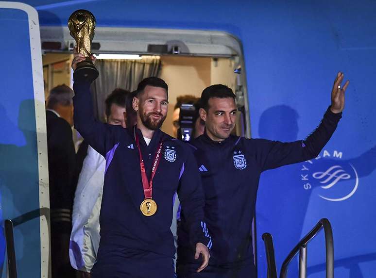 Messi e Scaloni com o troféu da Copa do Mundo 2022 –