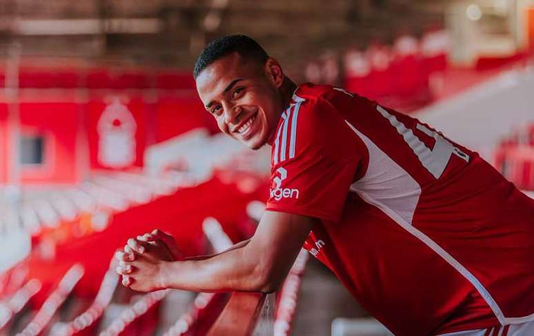 Zagueiro Murillo foi apresentado pelo Nottingham Forest – Divulgação / Nottingham Forest