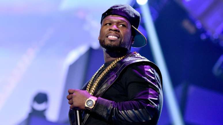 50 Cent throws the microphone into the crowd, injuring a woman