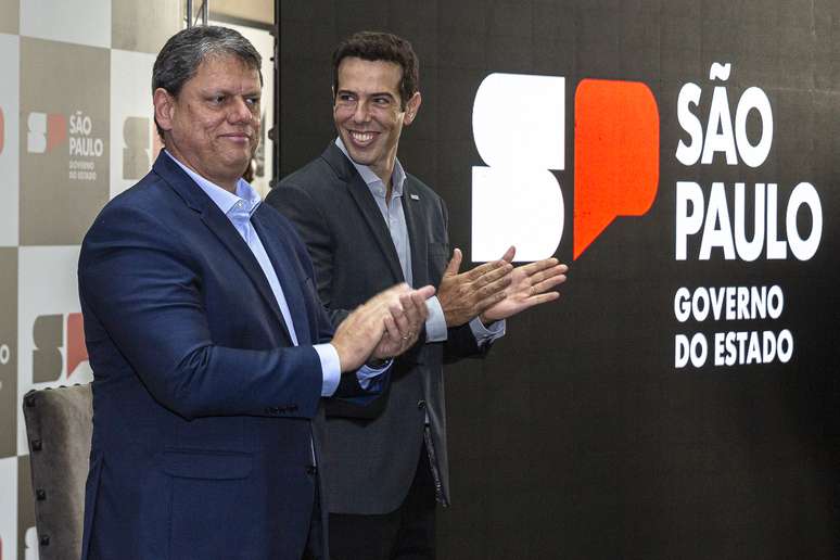Governador de São Paulo, Tarcísio de Freitas (Republicanos), ao lado do secretário estadual de Educação, Renato Feder