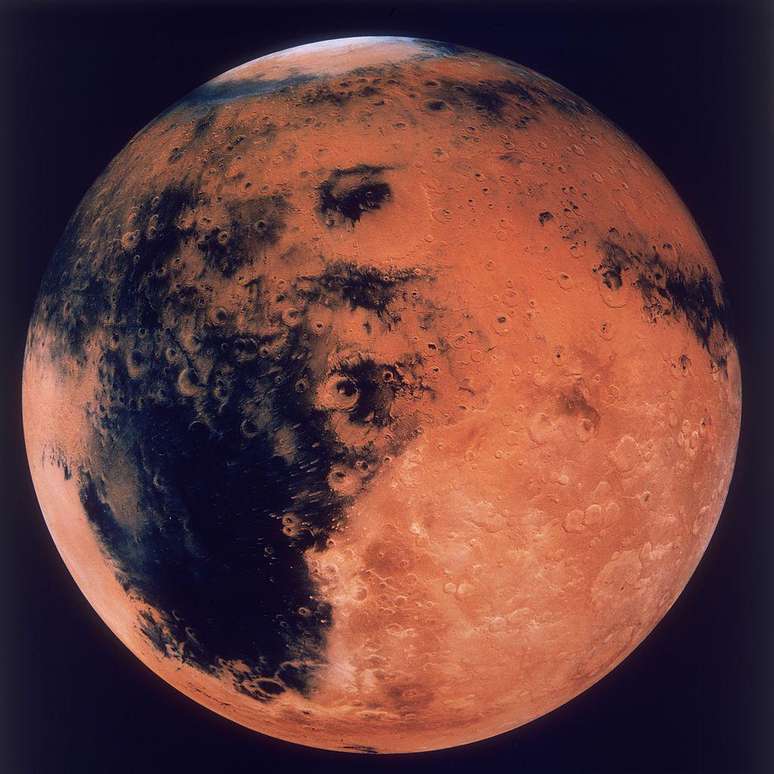 Marte, conhecido como planeta vermelho, tem uma superfície fria e desértica