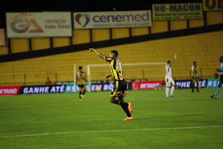 Santos leva virada, mas busca empate contra o Novorizontino em jogo de 6  gols