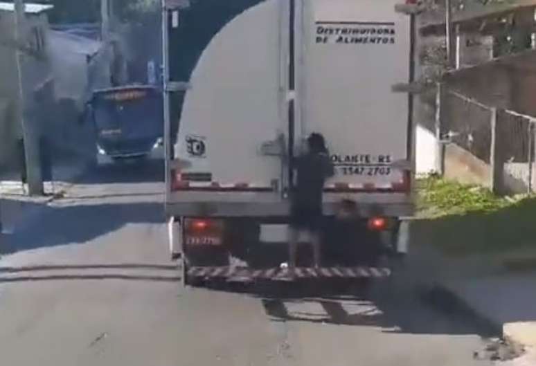 Caminhão com traseira alta: o que diz a lei?