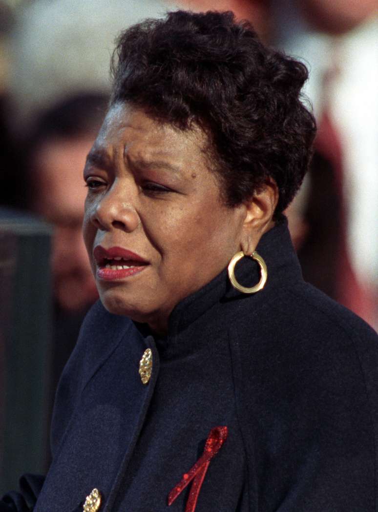 Maya Angelou, autora de "Eu Sei Porque o Pássaro Canta na Gaiola", na posse do presidente Bill Clinton