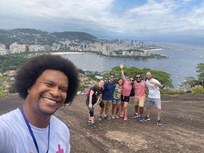 Edson Vander, 42 anos, cria do Morro da Babilônia, é guia turístico. Atua há 24 anos para mostrar aspectos positivos e histórias dos moradores