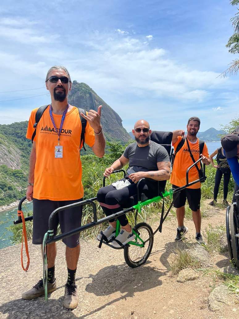 Coletivo Inclusão, em parceria com o Projeto Amastour, leva pessoas com deficiência para fazer passeios turísticos no Morro da Babilônia