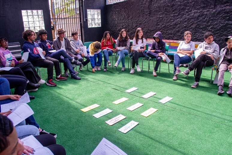 Atividade de fala e de escuta entre estudantes da Escola Municipal Madre Joana Angélica, na zona leste de São Paulo.