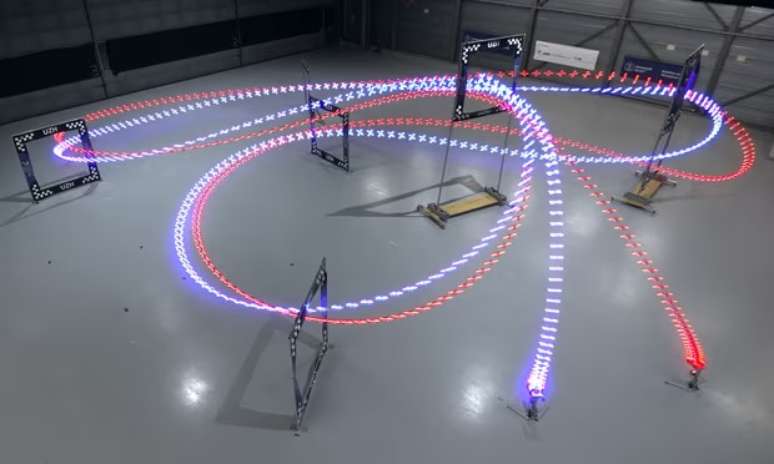 Três pilotos experientes de drones foram derrotados por um algoritmo que aprendeu a pilotar com uma pista de corrida 3D