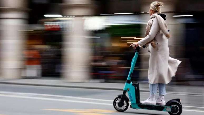 Os parisienses votaram em abril pela proibição do aluguel de patinetes elétricos, mas a participação do eleitorado foi baixa