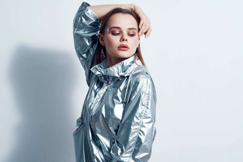 Jaqueta metalizada incorpora glamour ao look 