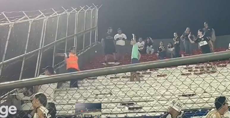 Olimpia fan imitates monkey to provoke Fluminense fans