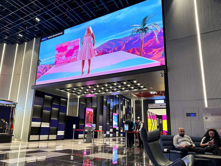 Trailer do filme “Barbie” é exibido enquanto o público aguarda a estreia d filme no Epix Cinemas, em Manama, Bahrein
