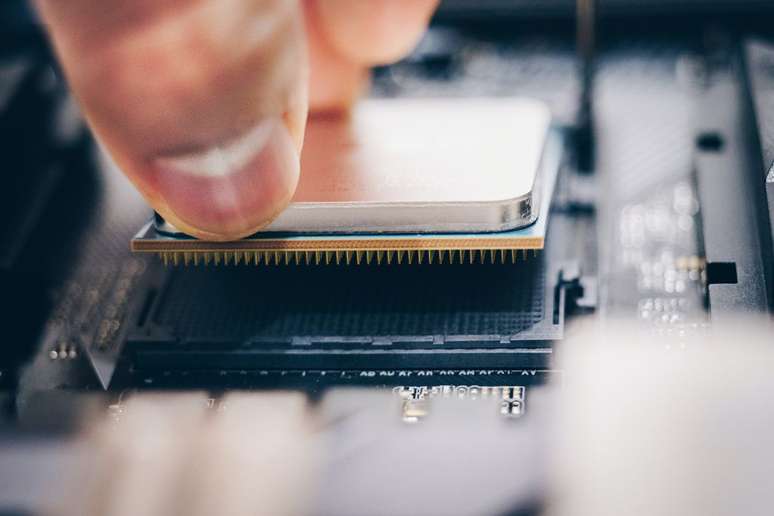 Controle de voltagens da CPU é a forma mais simples de aumentar frequências, mas pode gerar problemas de aquecimento. (Imagem: CanalTech/Felipe Vidal)