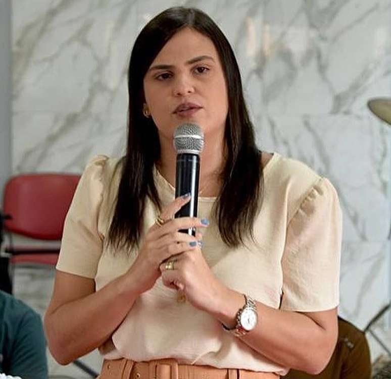 Irmã do ministro da Comunicações, a prefeita de Vitorino Freire (MA), Luanna Rezende, é alvo nesta sexta-feira (1º) de uma operação da Polícia Federal contra supostos desvios na Companhia de Desenvolvimento dos Vales do São Francisco e do Parnaíba (Codevasf). Ela foi afastada do cargo.