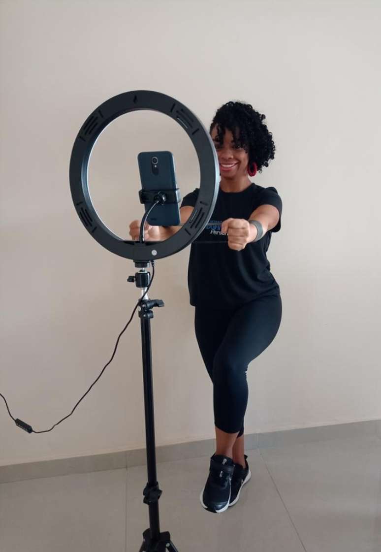 Aula de prepara&ccedil;&atilde;o f&iacute;sica a dist&acirc;ncia ministrada por Glauciana.