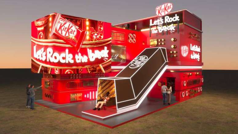 KitKat vai distribuir pochetes no gramado e pins para quem descer em um escorregador em formato de chocolate