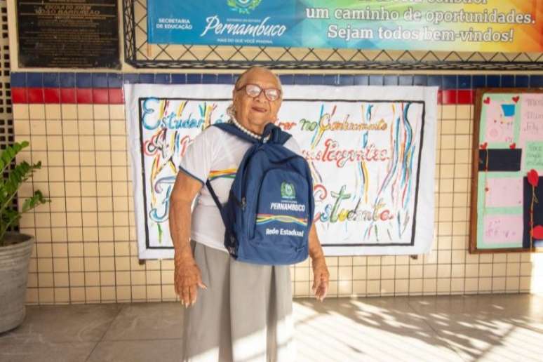 Dona Edelzuita, de 94 anos, sonha se formar na faculdade e escrever livro