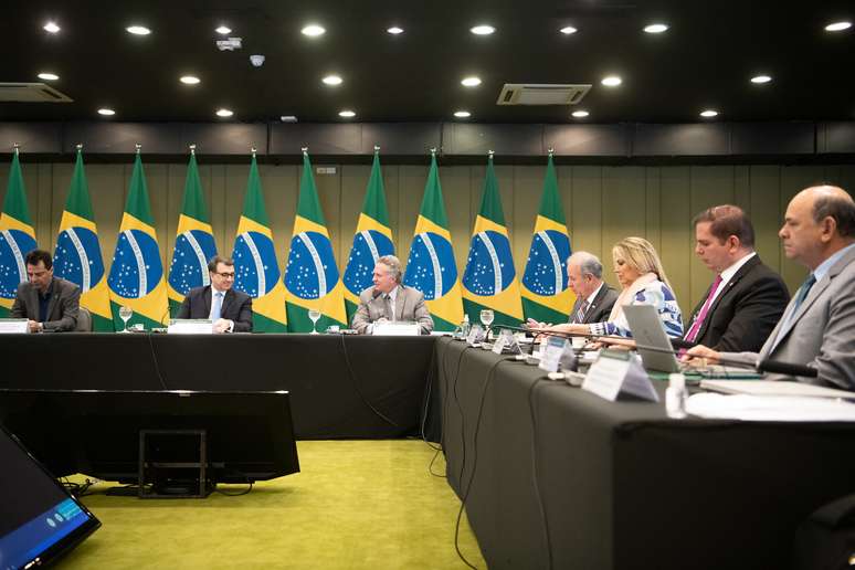 Reunião Intermediária do Conselho de Administração Brasil da Itaipu Binacional, antes da agenda com Bolsonaro, na manhã de 25 de novembro. Da esquerda para direira, Sachsida é o primeiro, e Bento Albuquerque é o quarto.