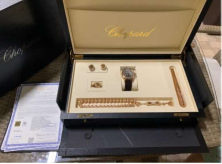Kit de "joias rose" trazido por Bento Albuquerque da Arábia Saudita, que ficou guardado por um ano no Ministério de Minas e Energia até ser entregue a Bolsonaro.