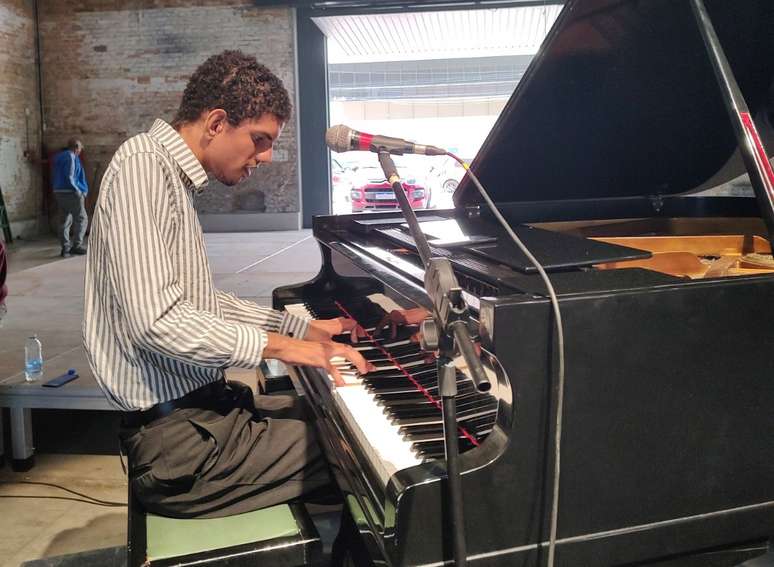 Pianista Alvaro de Mattos ensaiando as partituras