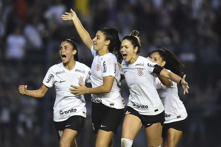 Cortinthians bate Santos e cola na ponta do Brasileiro feminino de